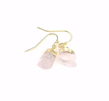 Elegante og enkle øredobber i Ice Cube Drop Design, Goldplated - Raw Clear Quartz, Small Size