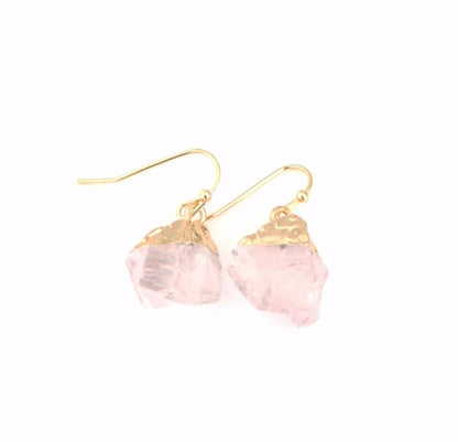 Elegante og enkle øredobber i Ice Cube Drop Design, Goldplated - Raw Rose Quartz, Small Size