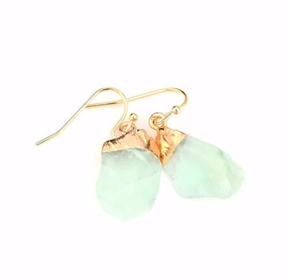 Elegante og enkle øredobber i Ice Cube Drop Design m/krok, Goldplated - RAW GREEN FLUORITE, Small Size