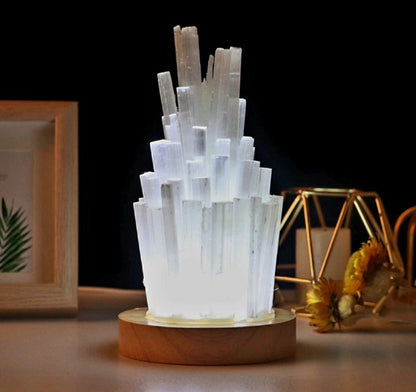 Ny, dekorativ Selenitt Krystallampe m/led trebase, ca. 18cm