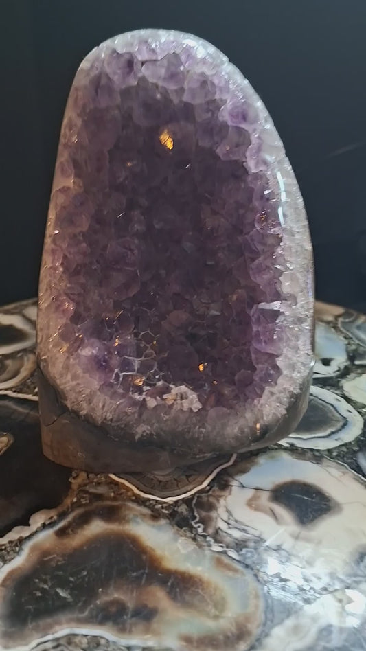 MÅNEDENS UTVALGTE / Natural ARTIGA Uruguay Amethyst Cathedral Geode, ca. 13cm - 1.6kg