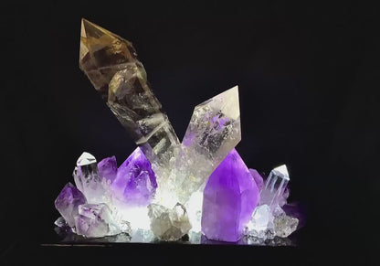 Fantastisk håndlaget QUARTZ CRYSTAL Lysdekorasjon -“ HIGHER CLARITY ” - Vario Color Led Lightning