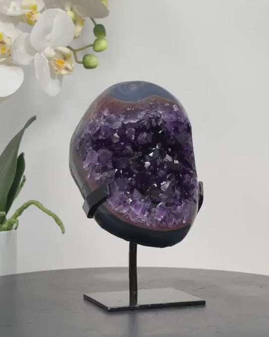MÅNEDENS UTVALGTE / Natural Amethyst Geode with Beautiful Banding Agate Shell - MWS1746, 16,5x9cm - 1,3kg