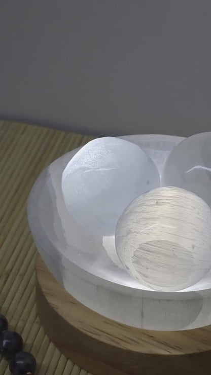 Selenite Lamp / Energy Clearing Bowl with Spheres & LED Base m/Lysjustering