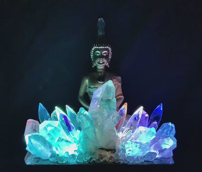 Fantastisk håndlaget Kvarts Krystall Lampedekorasjon i GOLDEN SITTING BUDDHA Design med Aura Quartz , Clear Quartz, " Radiating Sunshine "