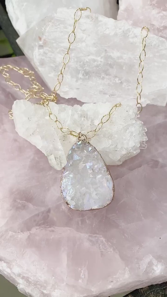 Nye Supervakre 25 - 30mm Druzy White Aura Quart Teardrop anheng, 24K Goldplated ( gold on 925s sterling silver ) m/ lenkekjede.