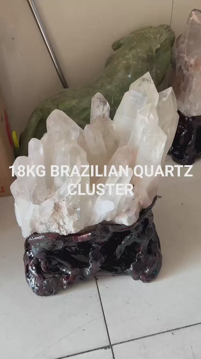 Stort og unikt XXL Brazilian White Quartz Tower Cluster, ca. 21Kg inkl. dekorativ, håndlaget trebase