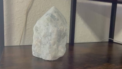 Large Blue Calcite Kvarts Råkrystall lampe m/trebase, ca. 15cm x 10cm - 2kg.. LARGE