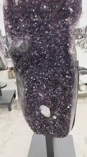 BIG Exclusiv Brazilian Ametyst Geode Cluster m/stativ - 62kg