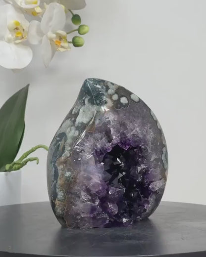 MÅNEDENS UTVALGTE / Natural Uruguay Amethyst & Agate Flame Geode, 12.5 x 15cm - FST0151