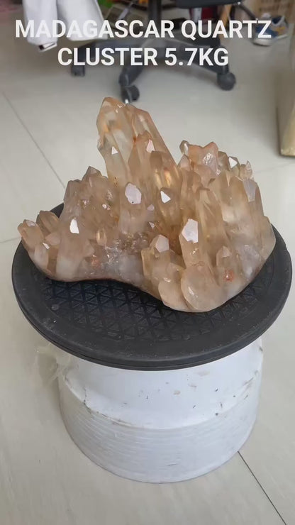 Naturlig Madagascar Quartz Cluster - 5.7kg med store Tårnspisser.