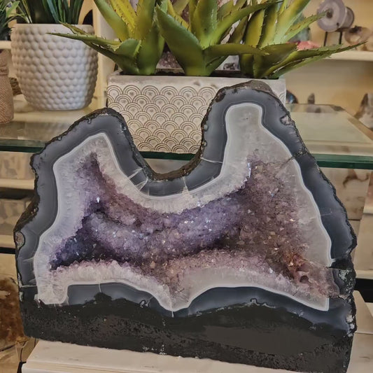 Supervakker Brazilian Lavendel Ametyst Geode, ca. 8.5kg - 35x30x12cm med en dekorativ, mønstret blågrå Agat kant
