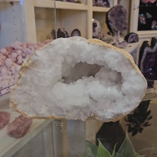 Superflott og vakker Maroccoen White Quartz Geode ca. 15x10cm