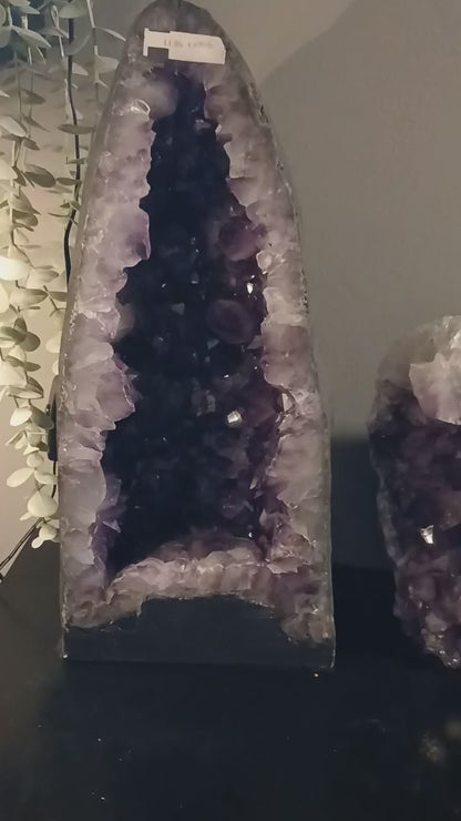 MÅNEDENS UTVALGTE / AAA+ Stunning Natural Uruguay Amethyst Cathedral Design, ca 17kg - 57x19cm inkl. handmade trebase