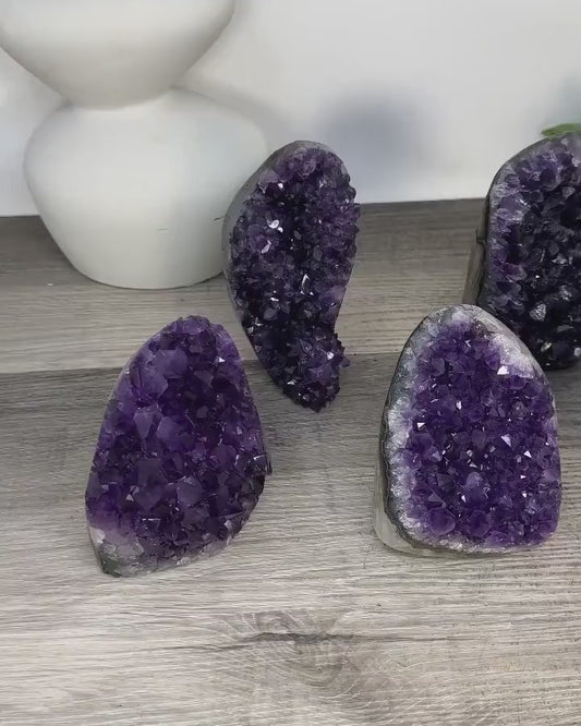 MAI SPECIAL - 50% OFF + FREE FRAKT & BONUSGAVE / Unik og flott ARTIGA Uruguay Ametyst Geode m/polert Agat kant, ca. 1kg - 1.5kg