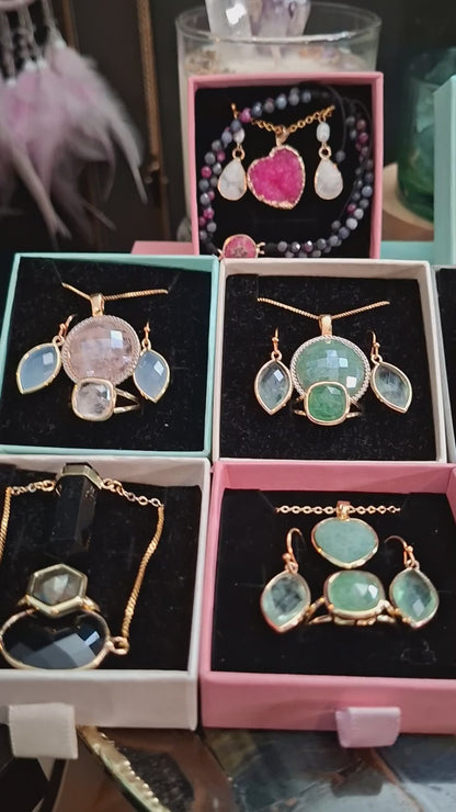 SUPER PAKKEDEAL MICCI DESIGN SMYKKESETT EXCLUSIVE ( Ring, Kjede, Øredobber, Armbånd )