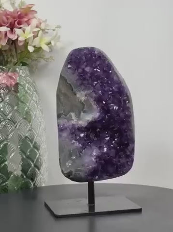 MÅNEDENS UTVALGTE / Deep Purple Uurguay Amethyst Specimen, ca. 2kg - 20x11cm  - AWS0555 incl. Metal Stand