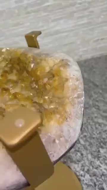 KAMPANJE / HIGH QUALITY BRAZILIAN CITRINE ( Heated ) CLUSTER GEODE COFFEE / SOFA SIDE TABLE w/Golden Frame , 23KG - 38x35cm, Høyde 46cm