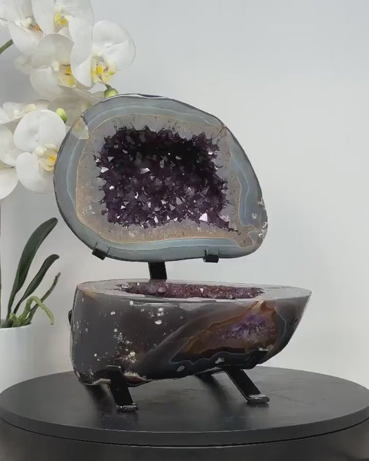 MÅNEDENS UTVALGTE / Beautiful Uruguay Blue Banded Agate & Amethyst Geode inkl. stativ - 6kg - 26.5Hx20Bx13.5cm