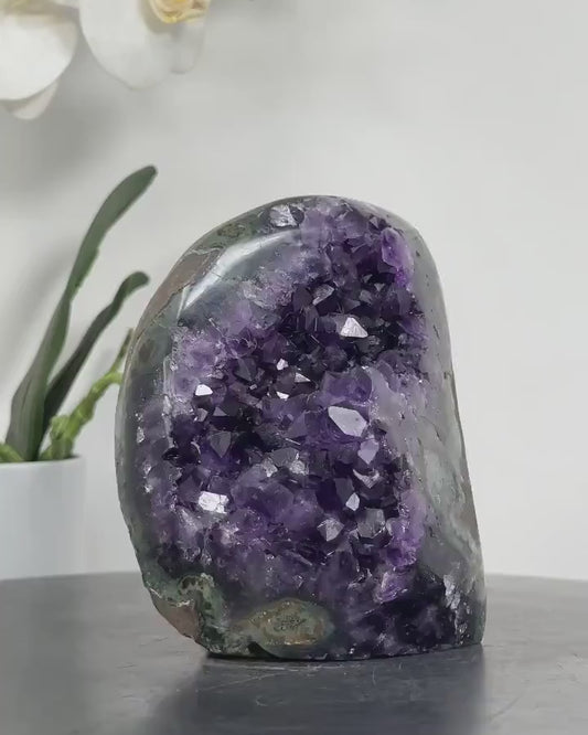 MÅNEDENS UTVALGTE / Deep Purple Amethyst Geode with Green Jasper Matrix, 12x10cm - CBP1090