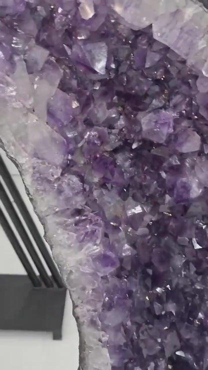 Eksklusiv Brazilian Amethyst Geode Angel – Butterfly Wings 56kg H71xW65cm