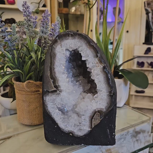 Unik og vakker Quartz & Ametyst Geode, ca. 20x14cm, 4kg