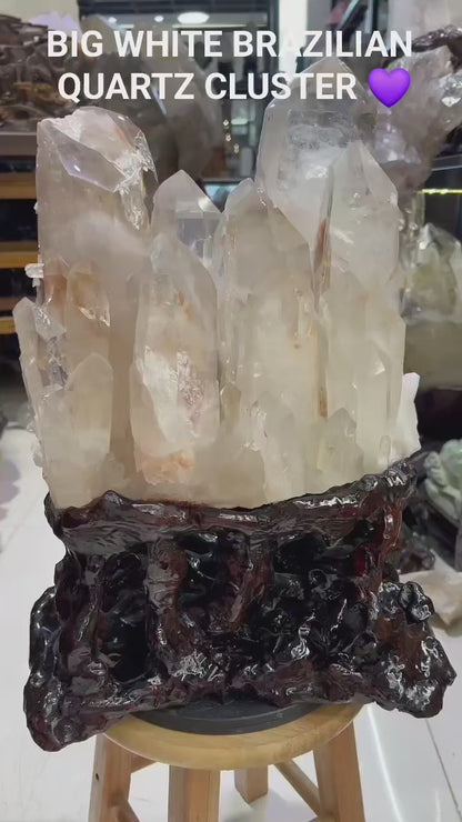 Stort og unikt XXL Brazilian White Quartz Tower Cluster, ca. 26Kg inkl. dekorativ, håndlaget trebase