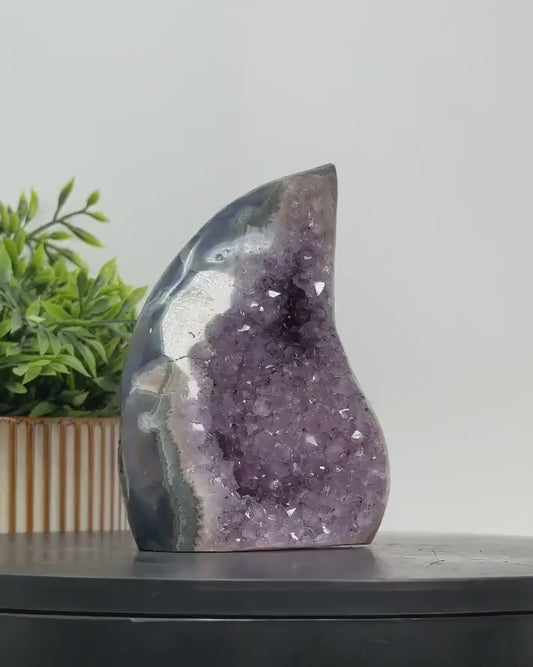 MÅNEDENS UTVALGTE / Natural Uruguay Amethyst & Agate Flame Geode, ca. 700gram, 14x10cm - FST0163