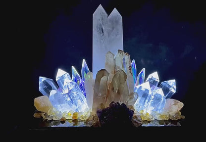 Fantastisk håndlaget ILLUMINATION QUARTZ LED Lampedekorasjon med 2 stk. Clear Quartz Towers, Ametyst Cluster, Raw Citrine