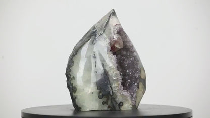 MÅNEDENS UTVALGTE / Huge Amethyst Stone Flame Carving with Calcite Crystal - 2.2KG - 19x16.5cm - FST0036