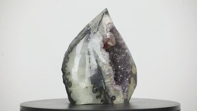 MÅNEDENS UTVALGTE / Huge Amethyst Stone Flame Carving with Calcite Crystal - 2.2KG - 19x16.5cm - FST0036