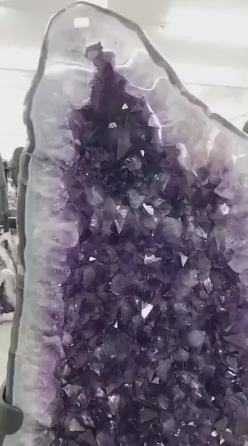 Gigastor og eksklusiv High Quality Brazilian Ametyst Geode m/stativ, 80kg - 134cm