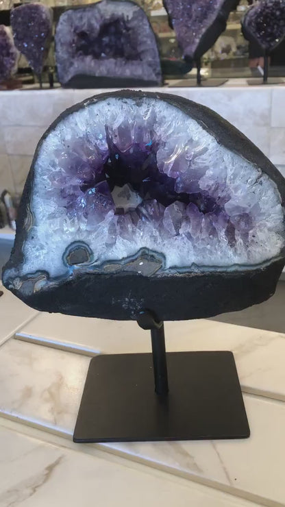Superflott og stor Brazilian Ametyst Grotte m/ Calcite formasjon , 28x21cm inkl. stativ - ca. 7KG