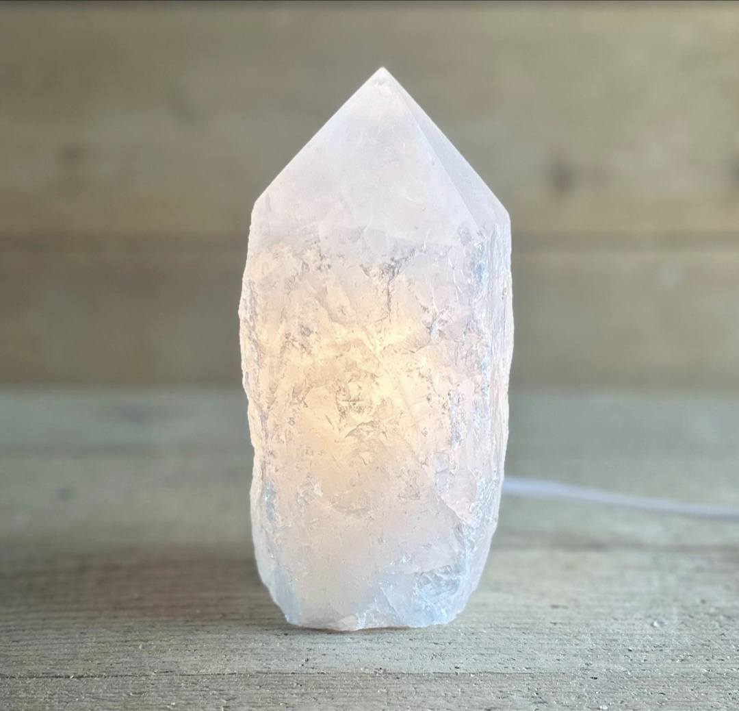 Raw White Brazilian Quartz Polished Top Point Tower Lamp w/ Led Woodenbase, ca. 1KG - 17.5cm