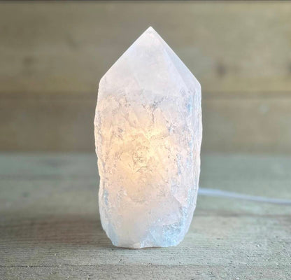 Raw White Brazilian Quartz Polished Top Point Tower Lamp w/ Led Woodenbase, ca. 1KG - 17.5cm