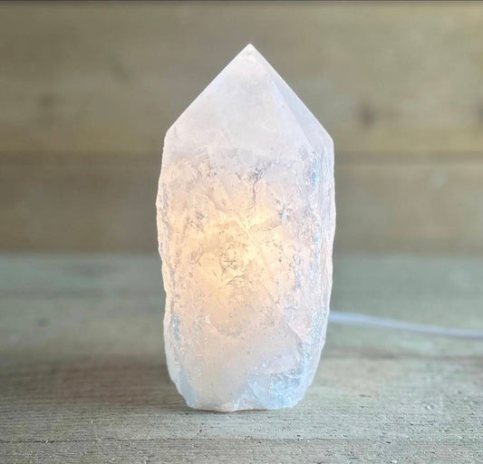 Raw White Brazilian Quartz Polished Top Point Tower Lamp w/ Led Woodenbase, ca. 1KG - 17.5cm