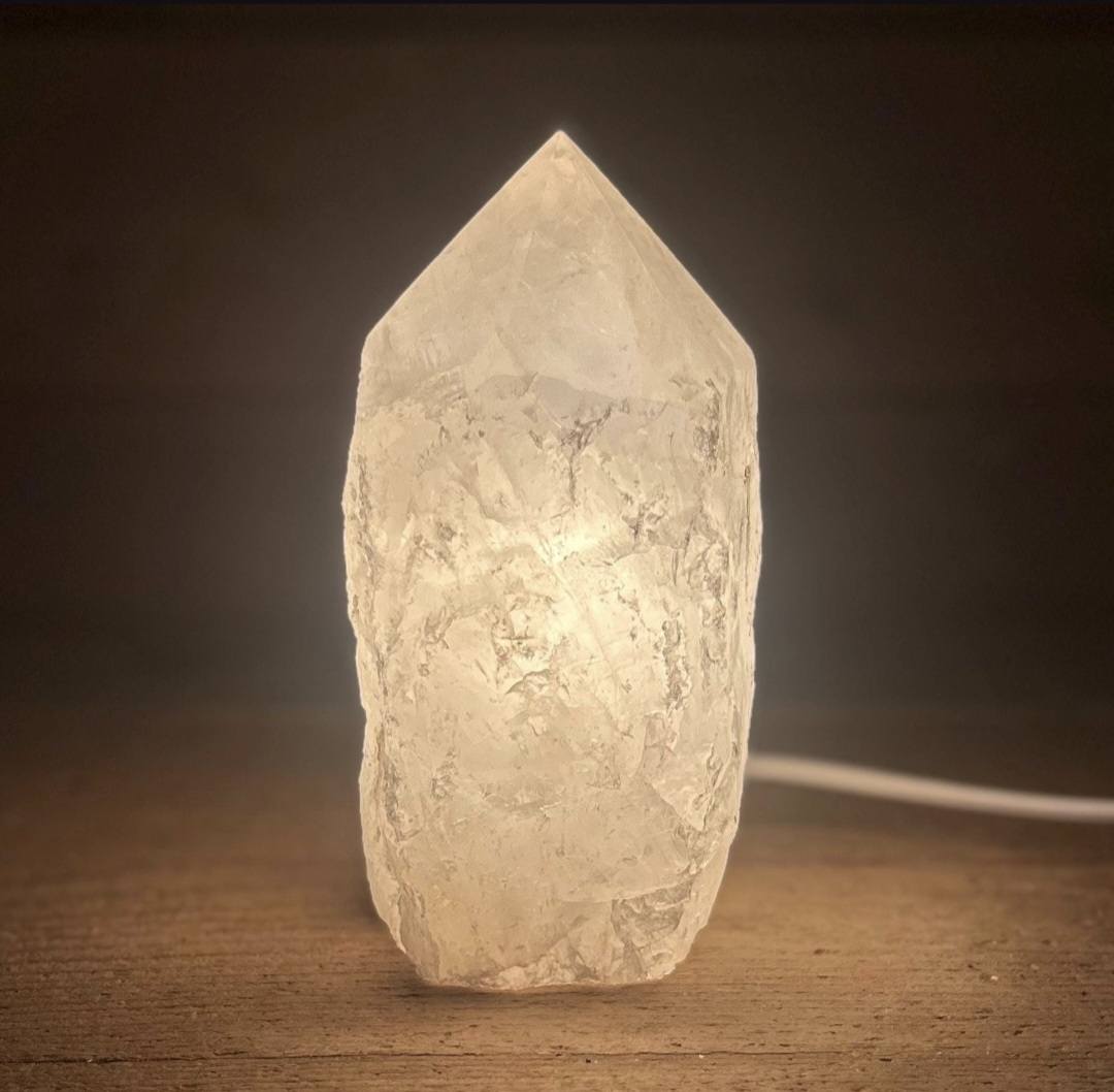 Raw White Brazilian Quartz Polished Top Point Tower Lamp w/ Led Woodenbase, ca. 1KG - 17.5cm