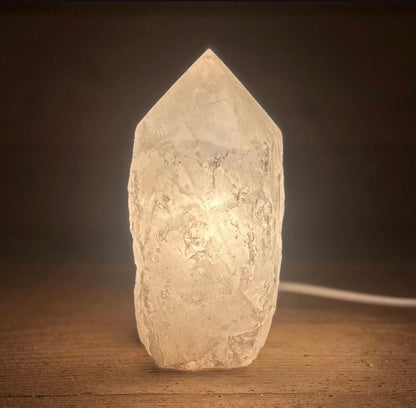 Raw White Brazilian Quartz Polished Top Point Tower Lamp w/ Led Woodenbase, ca. 1KG - 17.5cm