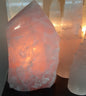 Ny, stor XL RÅ Rosenkvarts lampe med usb og ledlys..