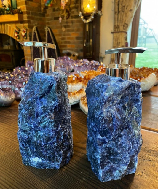 Nye, eksklusive - handcarved XL Raw Sodalite Quartz SÅpedispenser for bad og kjøkken, 18x10cm - 1.6kg