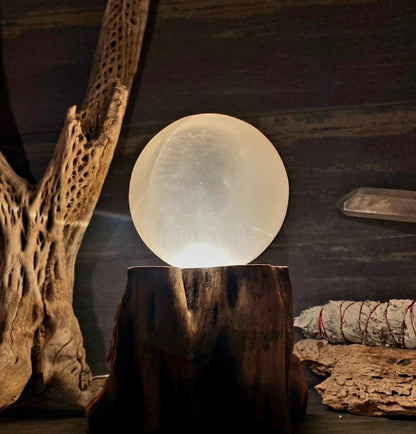 SELENITE Sphere Lampe i kuledesign, inkl. oppladbar USB trebase, Large ca. 8cm inkl. lysjustering