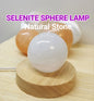 SELENITE Sphere Lampe i kuledesign, inkl. oppladbar USB trebase, medium ca. 8cm inkl. Lysjustering