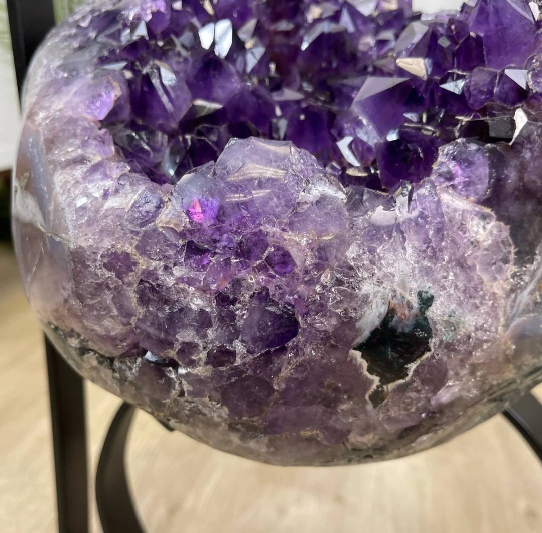 Extra Plus Brazilian Amethyst Geode SOFA Table Metal Frame Table w/Druzy big Cluster, ca. 35kg m/ramme - 40x30x20cm Stone