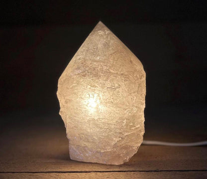 Large Hvit Kvarts RÅkrystall lampe m/trebase, ca. 15cm x 10cm, ca 2kg, LARGE