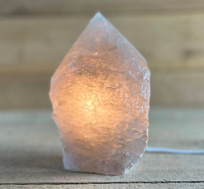 Large Hvit Kvarts RÅkrystall lampe m/trebase, ca. 15cm x 10cm, ca 2kg, LARGE