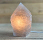 Large Hvit Kvarts RÅkrystall lampe m/trebase, ca. 15cm x 10cm, ca 2kg, LARGE