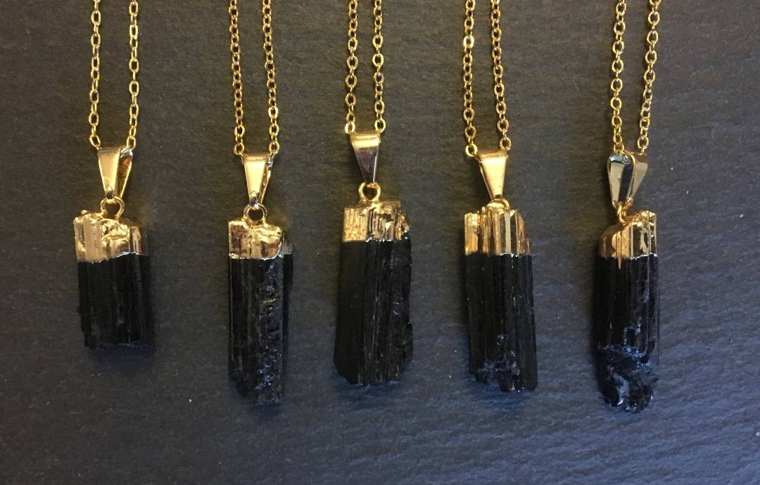 Nytt, vakkert Sort Turmaline Pillar Råkrystall Designkjede, Gold Electroplated
