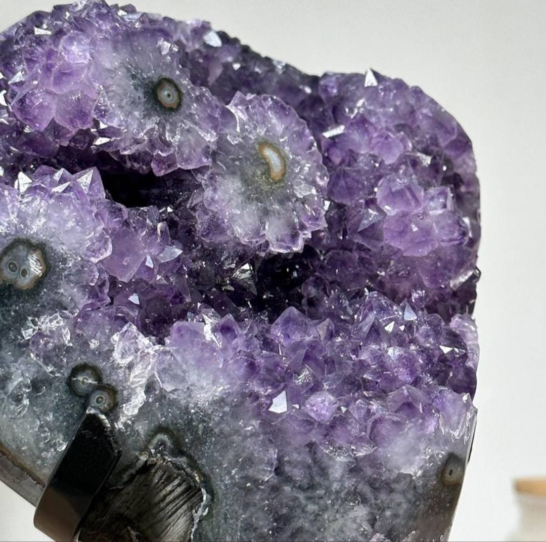 Beautiful Amethyst Stone woth Stalactite Eyes - MWS1337, 18x14cm - 2kg