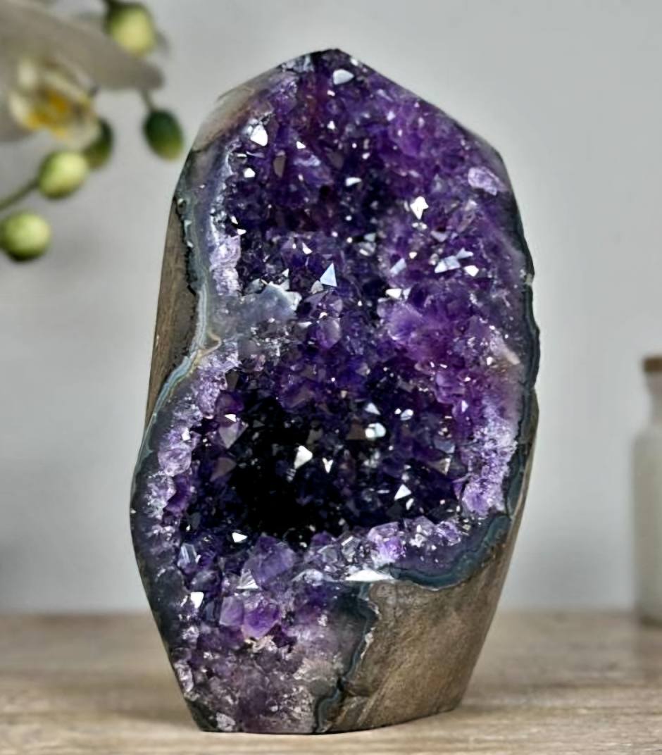 AAA+ Uruguay Amethyst & Blue Agate Stone Geode, ca. 1100gram