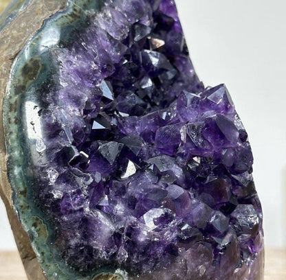MÅNEDENS UTVALGTE / Deep Purple Amethyst Geode with Green Jasper Matrix, 12x10cm - CBP1090